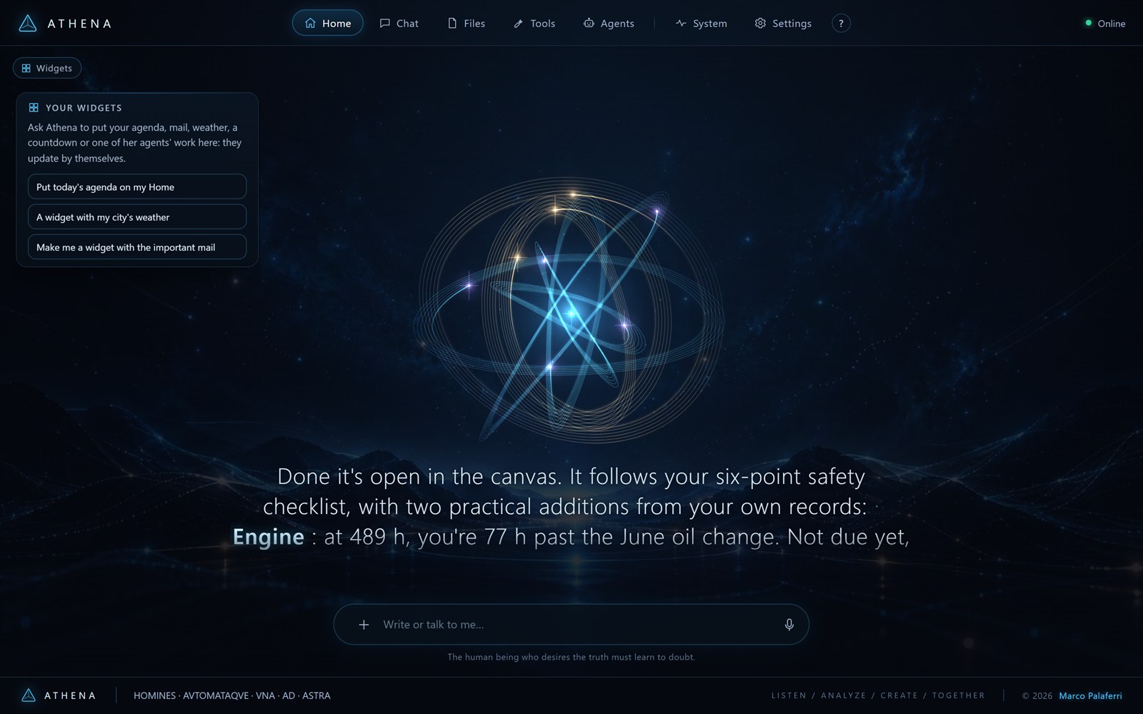 La Home: la presenza di Athena, i tuoi widget e un solo campo per scrivere o parlare.